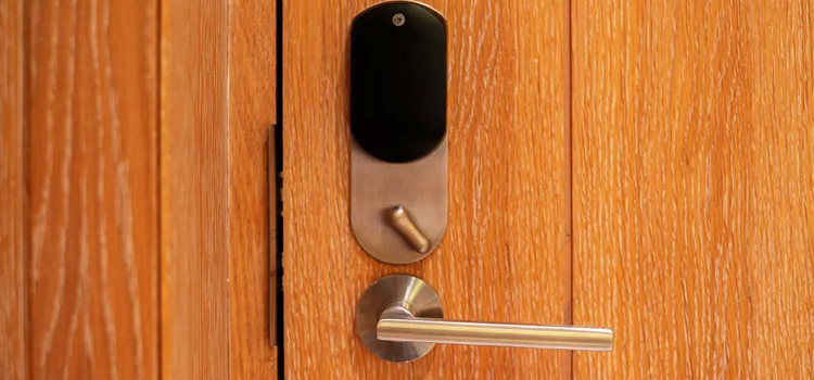 Automatic Locking Door Knob Moraga